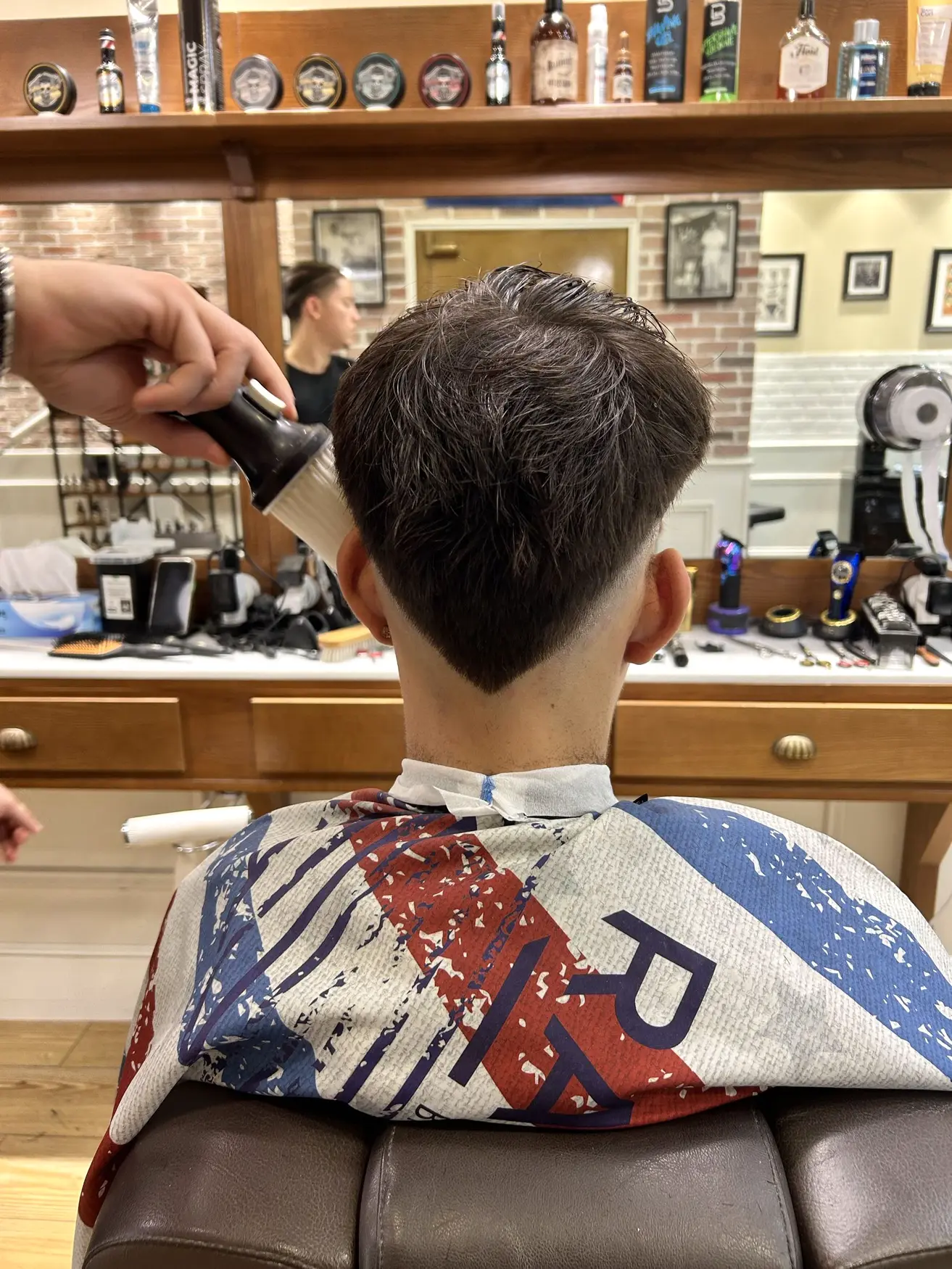 Corte degradado clásico ejecutado en Barbería Levys