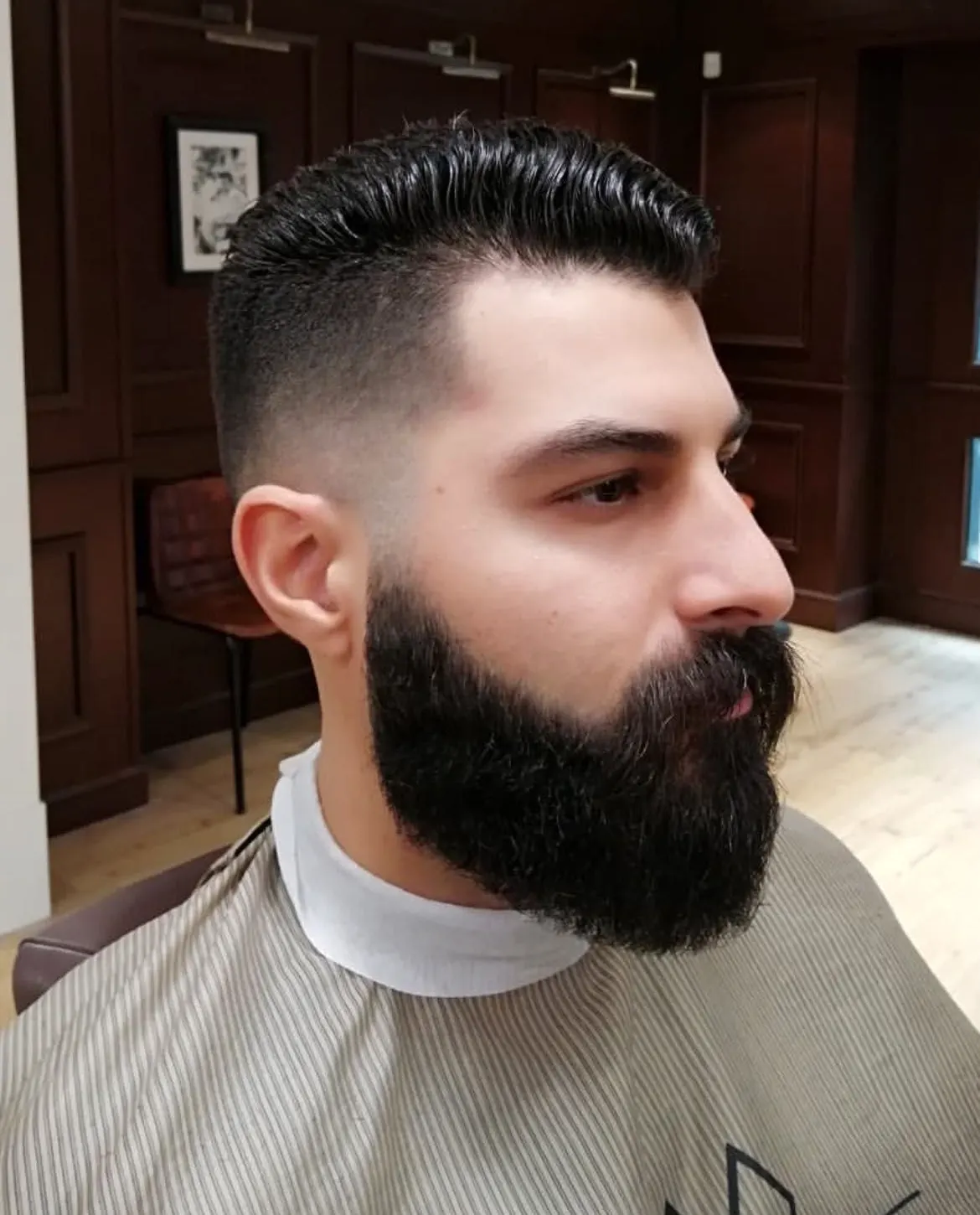 Perfil de corte y barba con acabado pulido