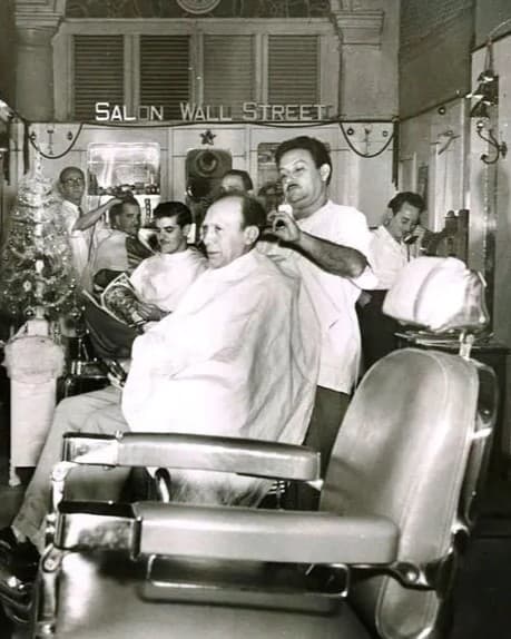 Fotografía de archivo en blanco y negro de una barbería cubana de mediados del siglo XX